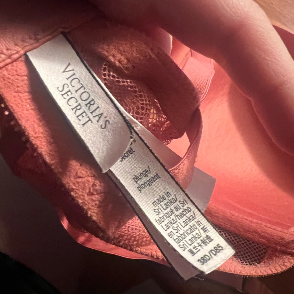 Victoria’s Secret 38D pink plunge bra - Picture 7 of 8